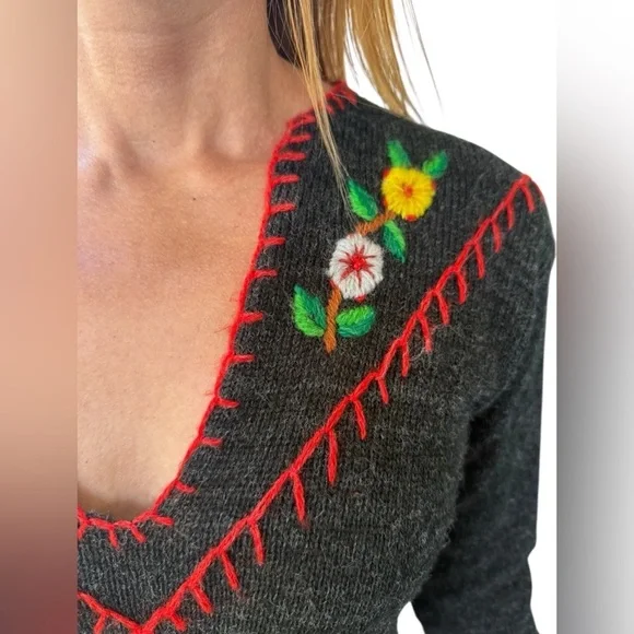 Vintage 70s Womens Gray Embroidered Floral V Neck Sweater Medium Cottagecore - Picture 12 of 12